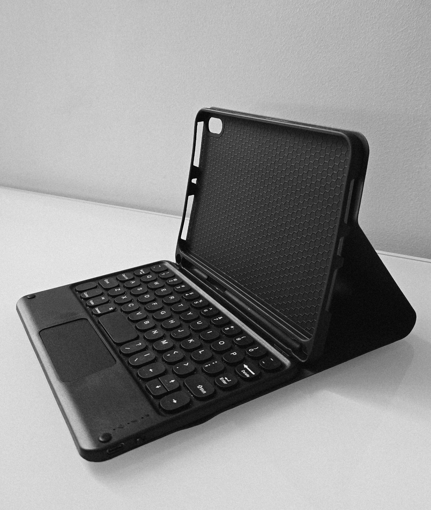 iPad Mini 7 / Mini 6 Premium Bluetooth Keyboard with Track Pad & Leather Case / Pen Holder